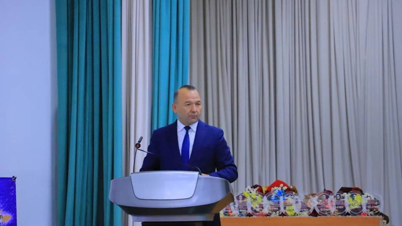 В Самарканде глава управления образования уволен из-за включения родственников в списки на "Алые паруса"