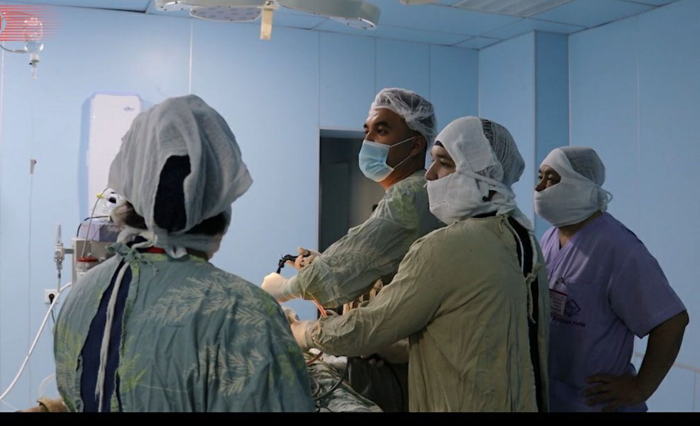 В Самарканде врачи спасли мужчину после падения с крыши