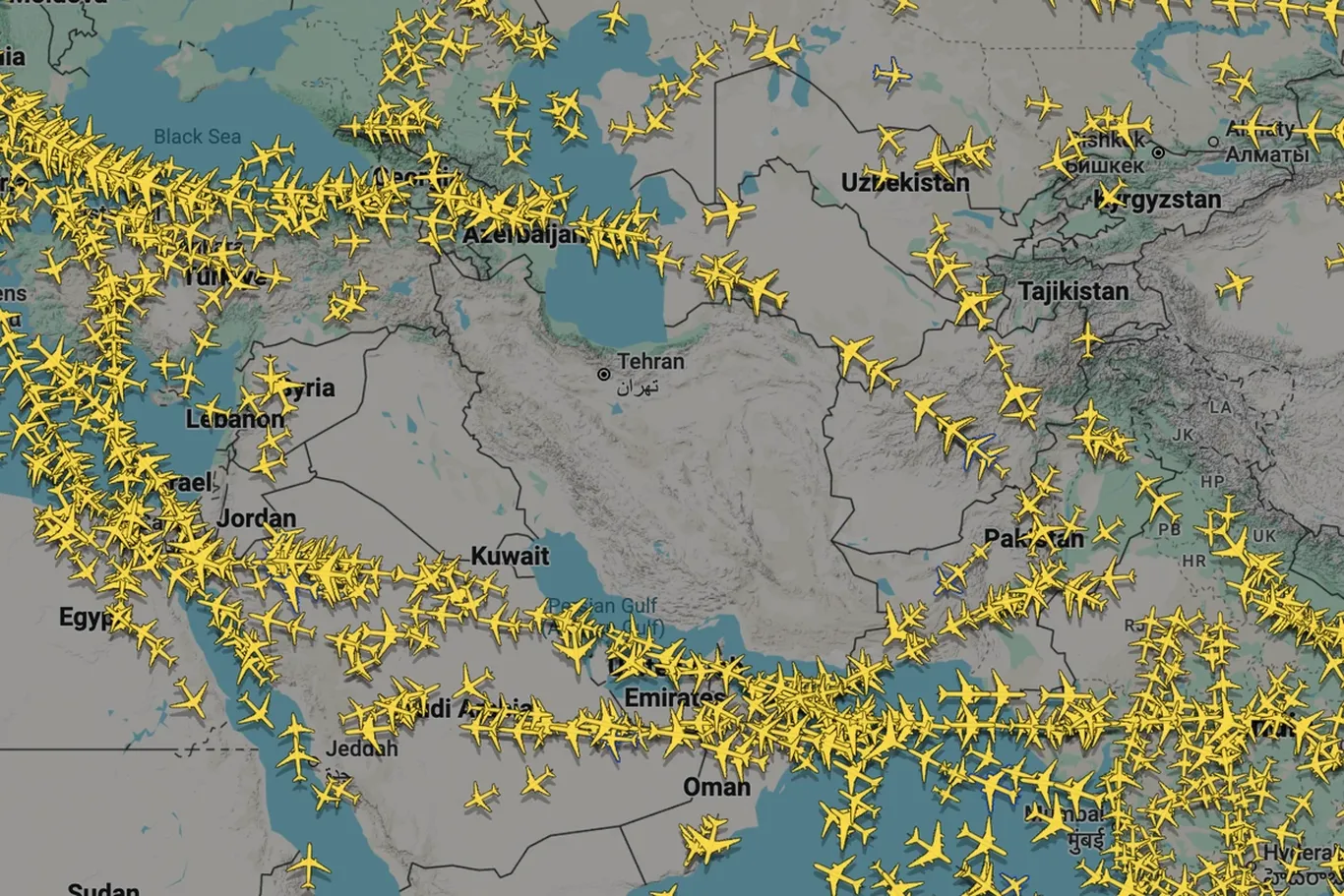 Несколько авиарейсов развернулись из-за закрытия воздушного пространства Ирана и Израиля