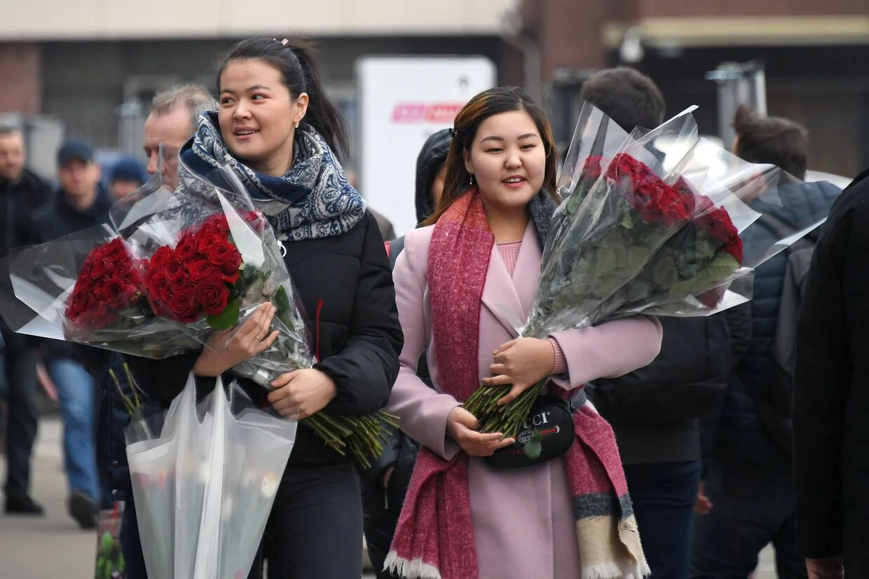 Исследование: 85% жителей Узбекистана отмечают 8 Марта