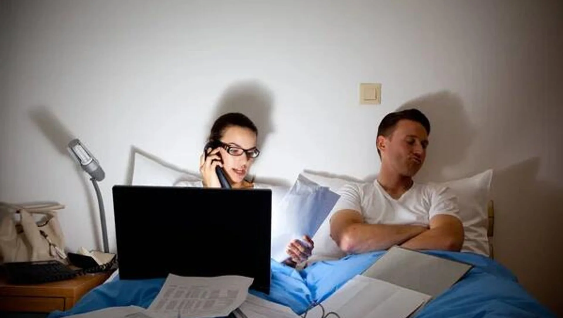 Почему работа в постели может навредить здоровью