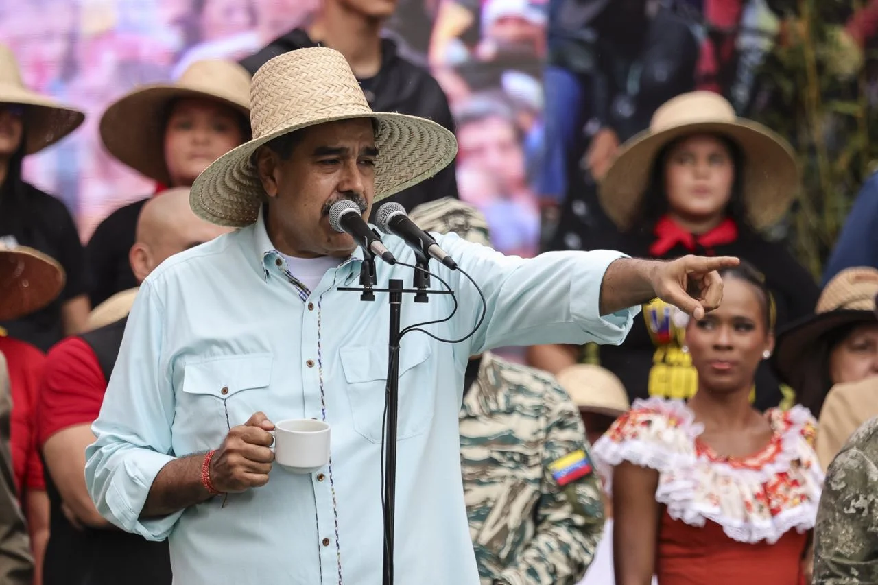 Мадуро содержат в одиночной камере и выводят гулять в кандалах