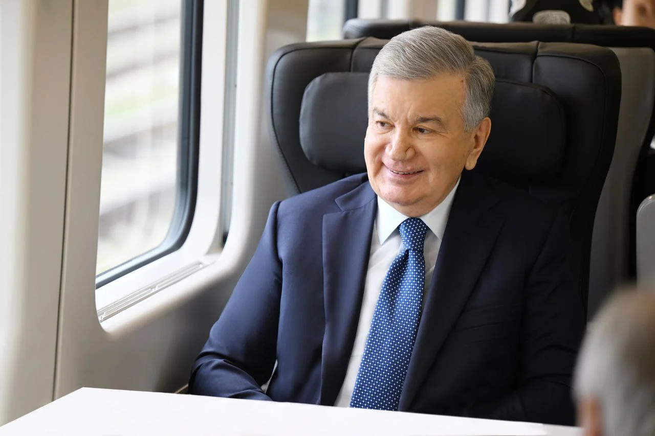 Президент прибыл в Нарпайский район на новом высокоскоростном поезде