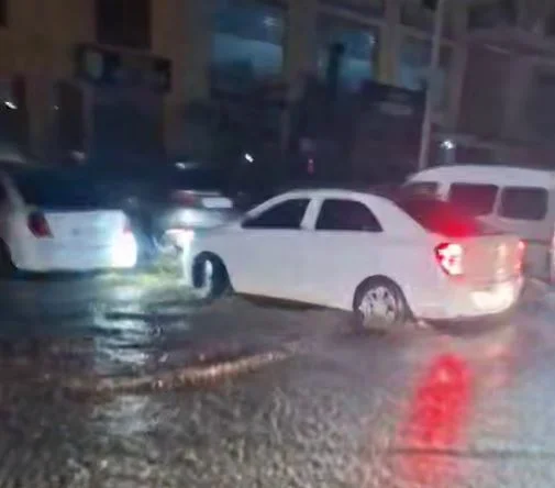 Ливень подтопил участок дороги в Ургутском районе