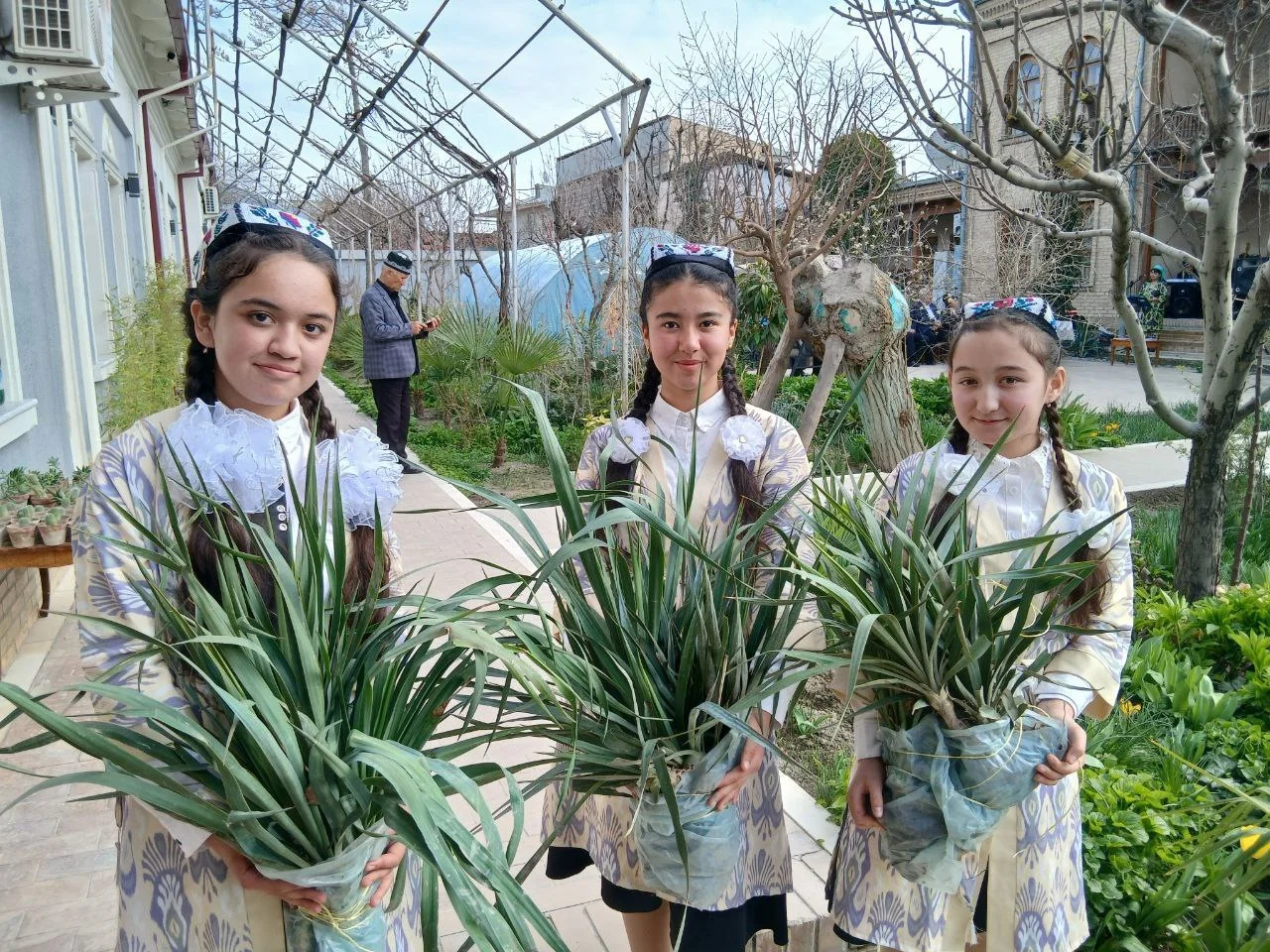 В Самарканде образовательным учреждениям передали около 45 тысяч цветов и саженцев