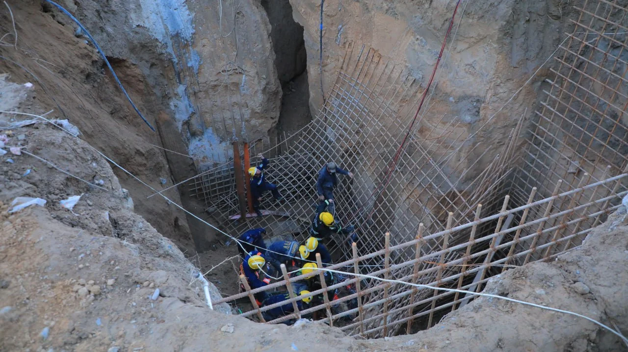 Спасатели УЧС Самаркандской области спасли человека, которого засыпало грунтом