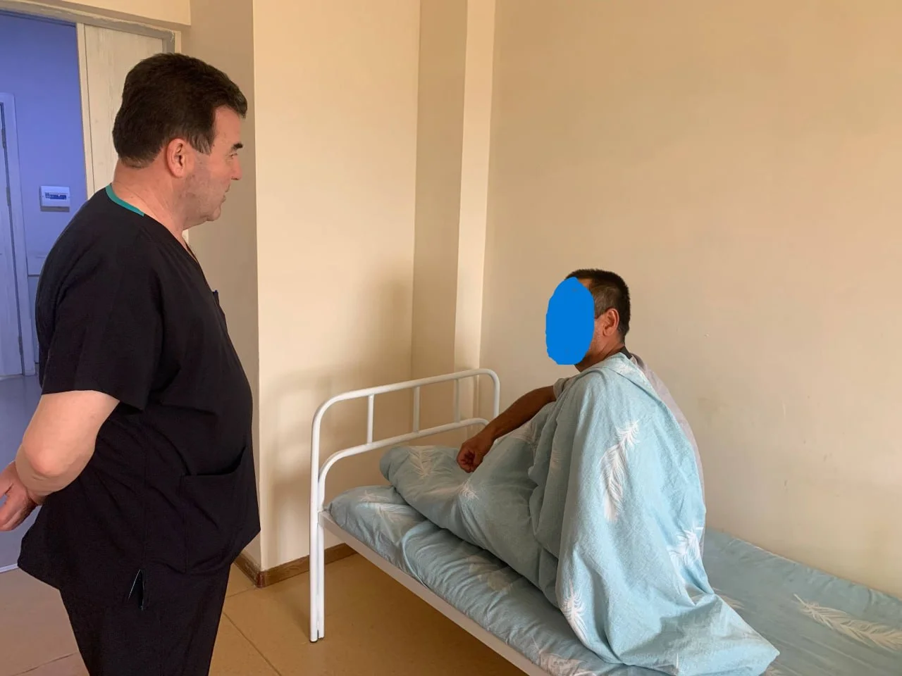 Пострадавший при обвале грунта в Самарканде идёт на поправку