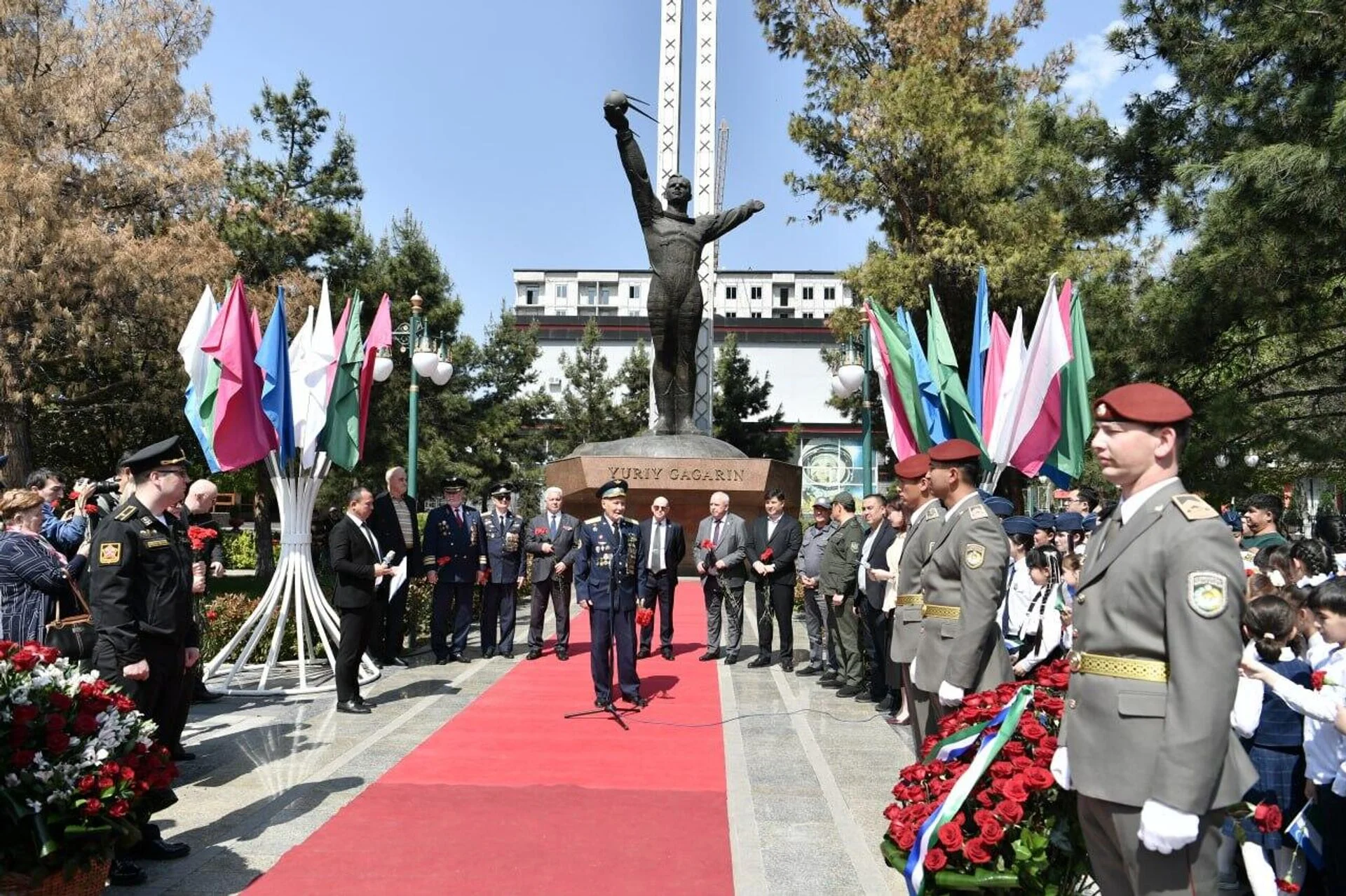 В Ташкенте почтили память Юрия Гагарина