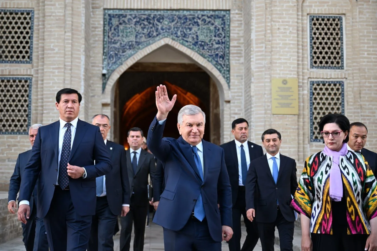 Президент Узбекистана находится с рабочей поездкой в Бухаре: в повестке — переговоры, развитие региона и инфраструктурные проекты
