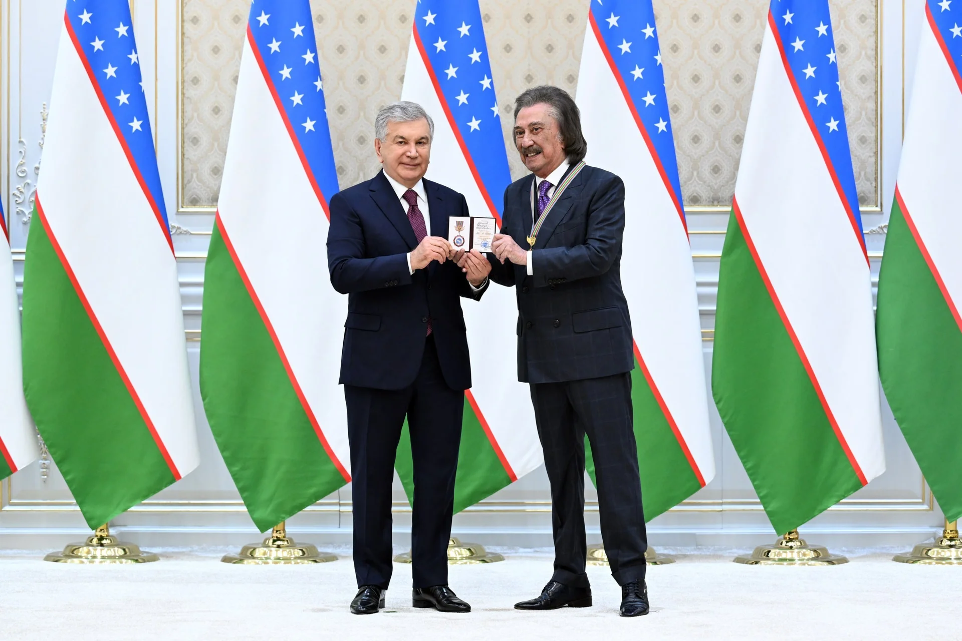 Президент наградил Фарруха Закирова в честь 80-летия