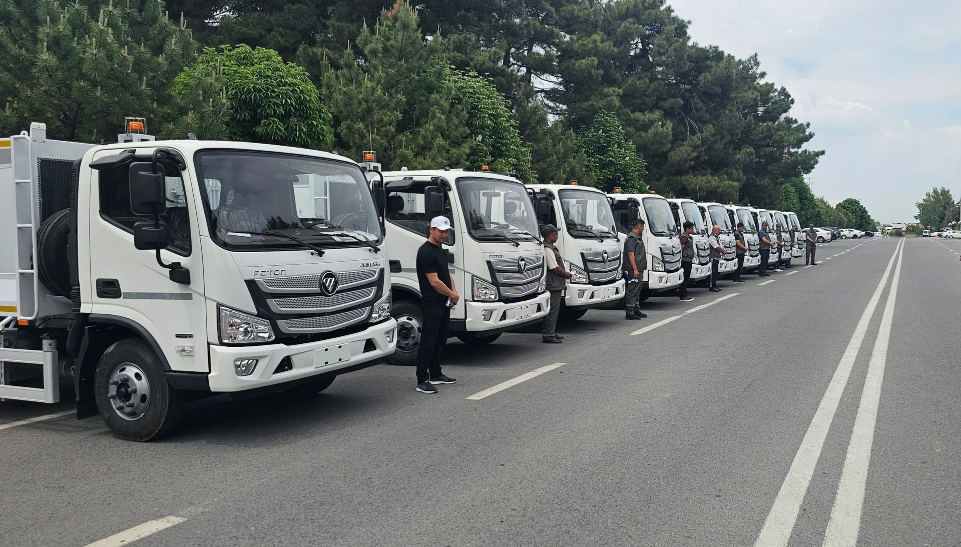 В Самарканд поступили 10 специальных мусоровозов