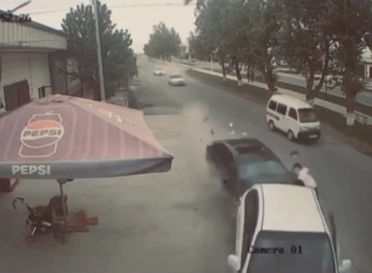 В Джамбайском районе пьяный водитель устроил ДТП: чудом выжила девочка, игравшая у дороги