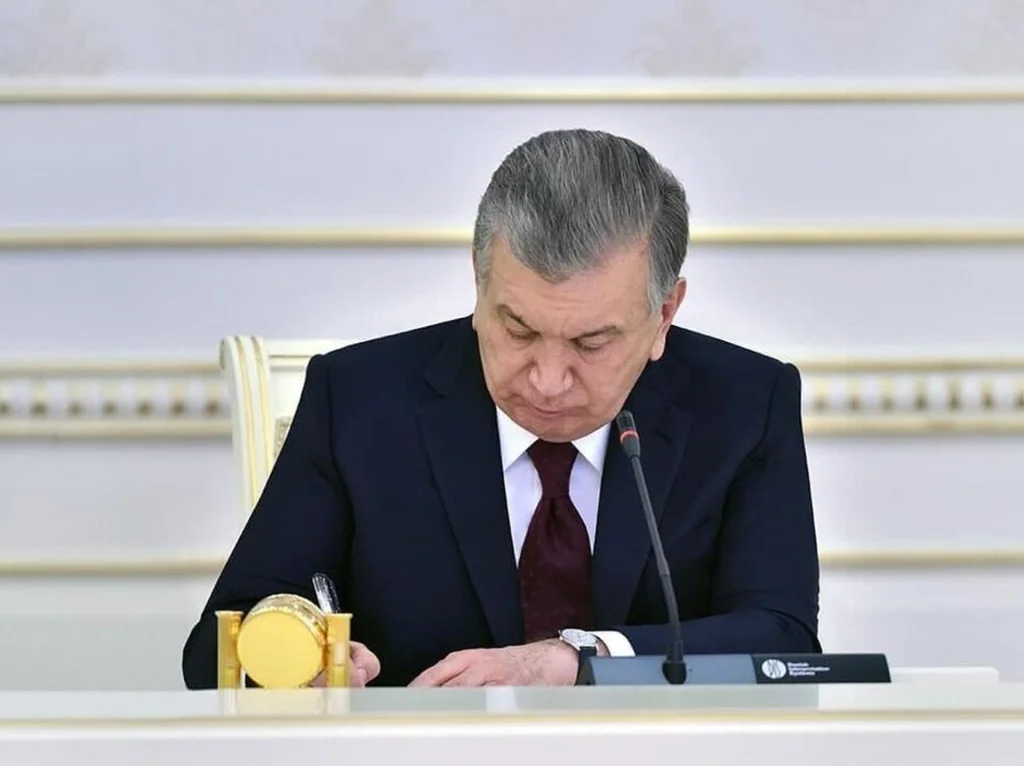 Шавкат Мирзиёев наградил главу Кыргызского культурного центра за вклад в укрепление межнационального согласия в стране