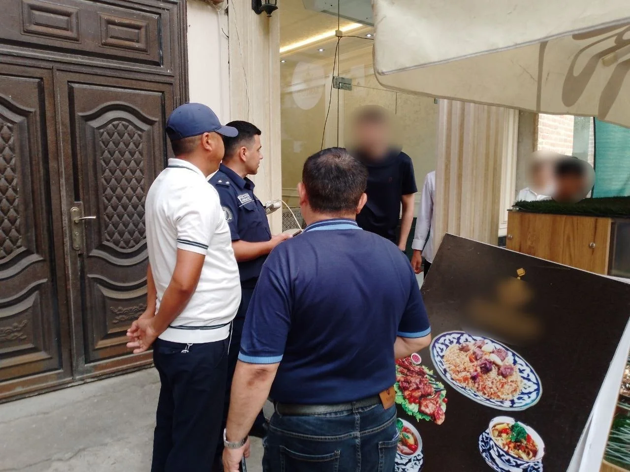 В Самарканде возле площади Регистан выявили нарушения экологических требований