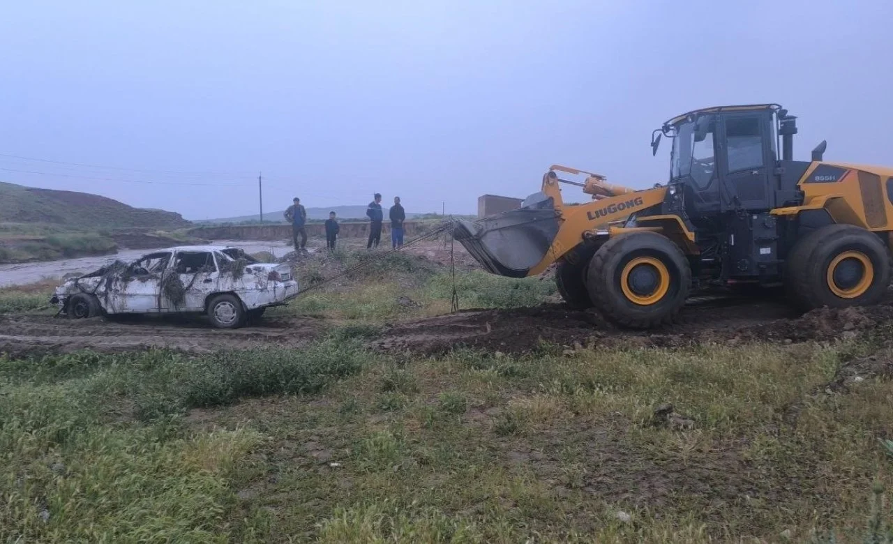 В Каттакурганском районе автомобиль оказался в потоке селевых вод