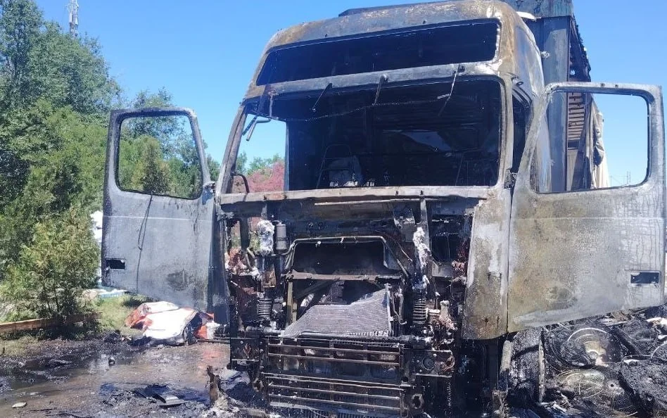 В Булунгурском районе произошёл пожар в грузовом автомобиле