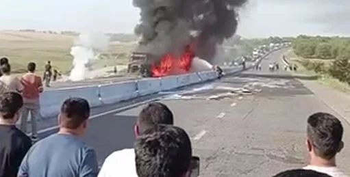 На трассе Джизак — Самарканд загорелся грузовой автомобиль
