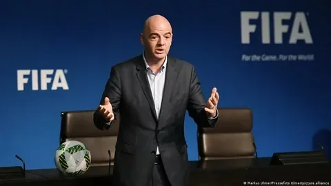 Инфантино сохранил пост главы FIFA после скандала вокруг прав на чемпионаты мира