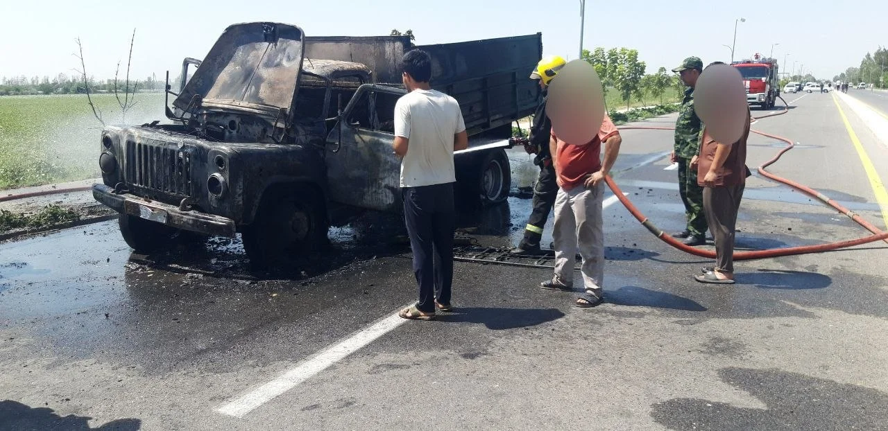 В Акдарьинском районе загорелся грузовой автомобиль
