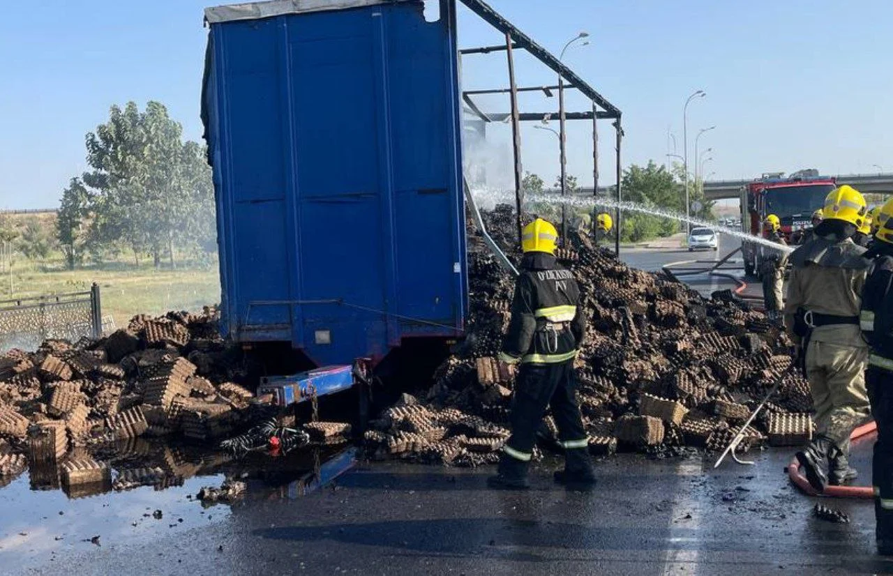 В Самаркандском районе загорелся прицеп грузового автомобиля