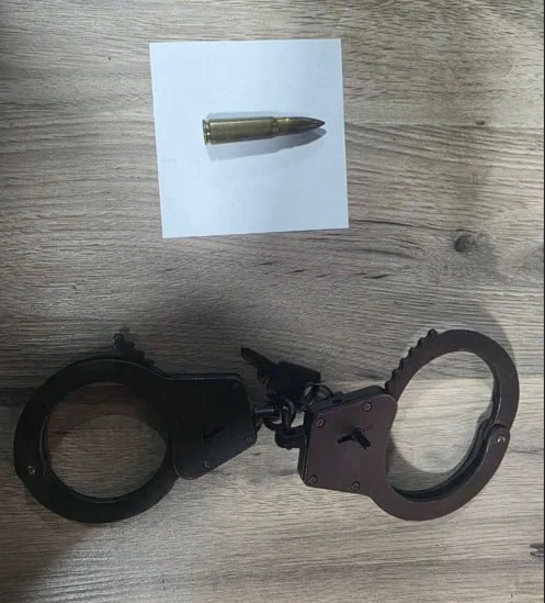 В чемодане обнаружены наручники и боевой патрон
