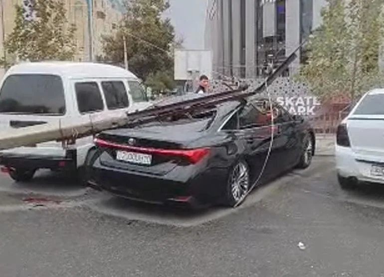 В Самарканде автомобиль сбил высоковольтную опору: часть Согдианы осталась без света