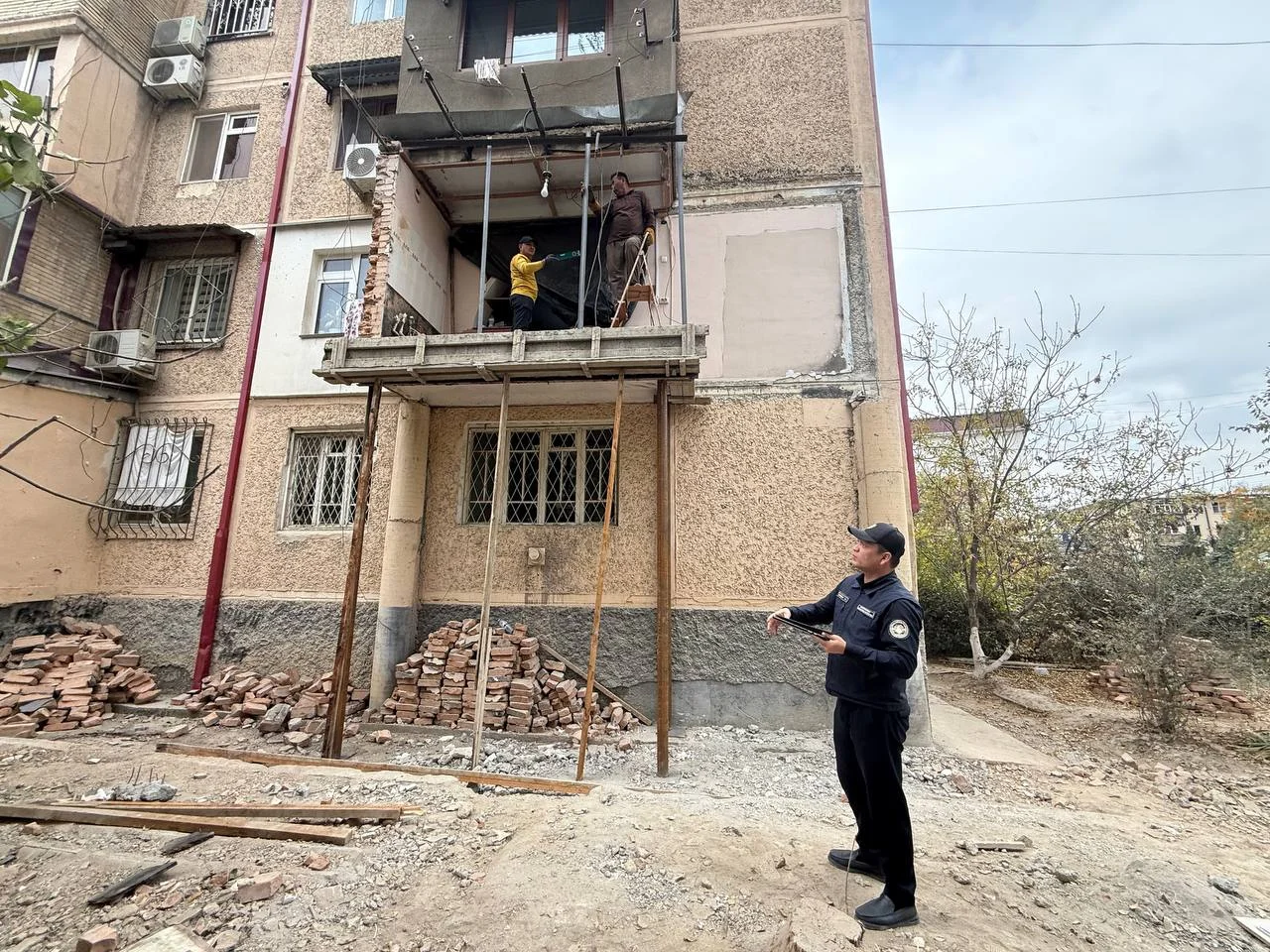 В Самарканде устраняют незаконные пристройки