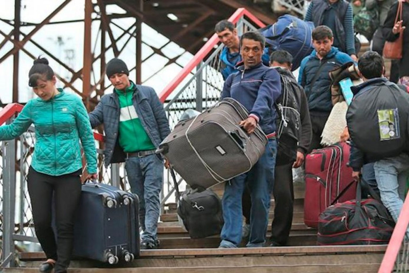 Из России начали массово уезжать трудовые мигранты