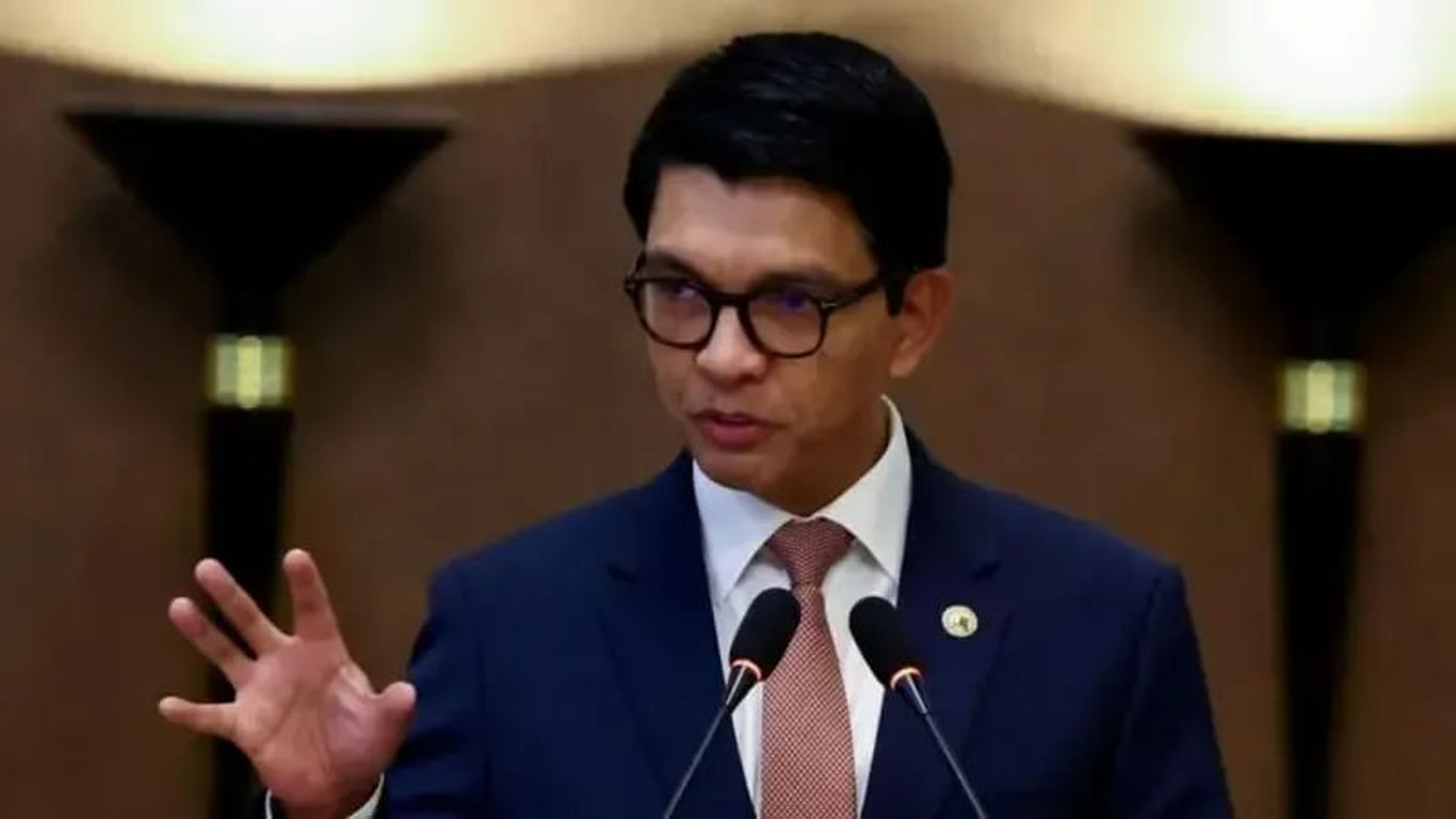 Президент Мадагаскара покинул страну на фоне массовых протестов