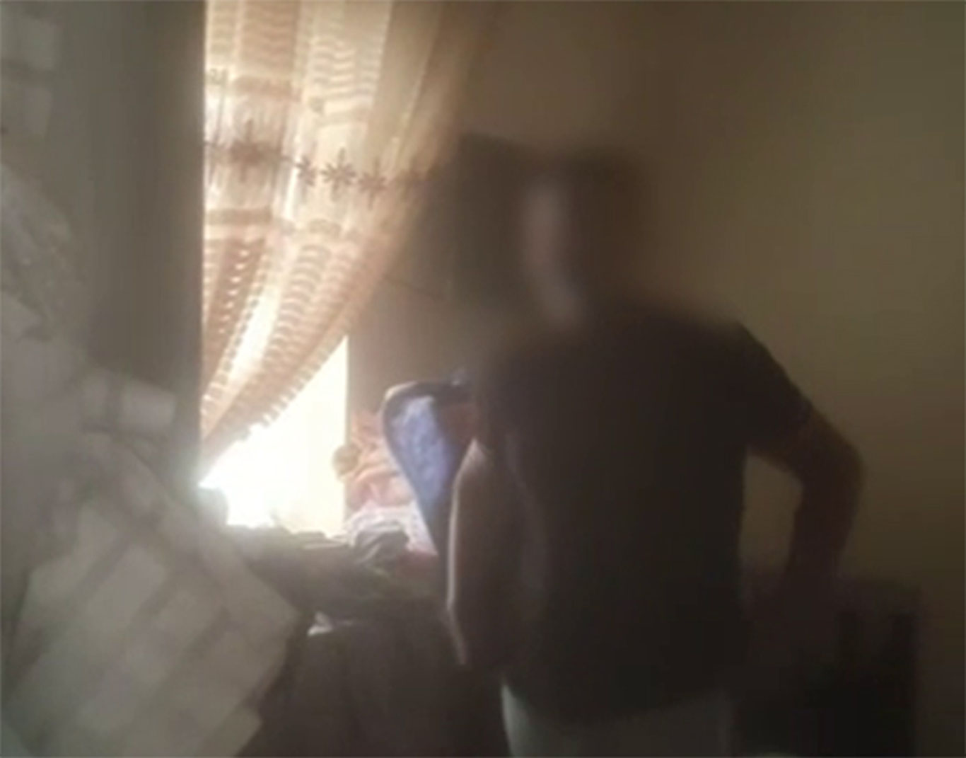 Неплательщик алиментов в Самаркандской области пытался спрятаться от приставов за колыбелью