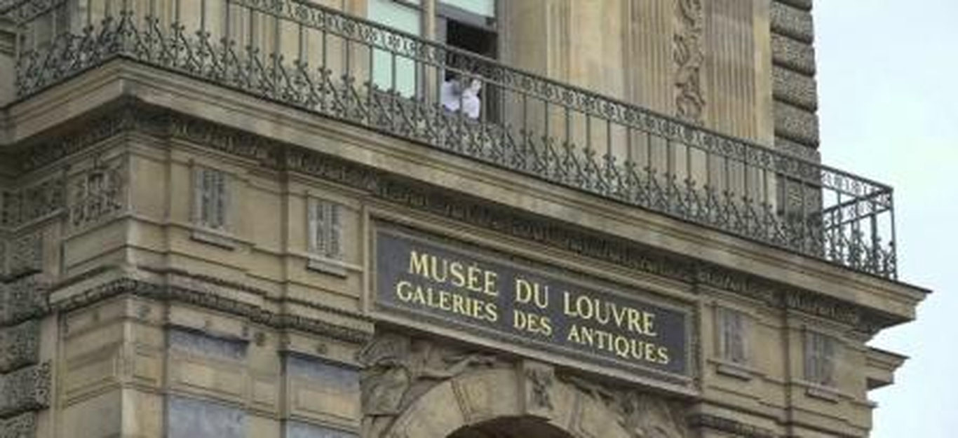 Лувр усилил меры безопасности после ограбления