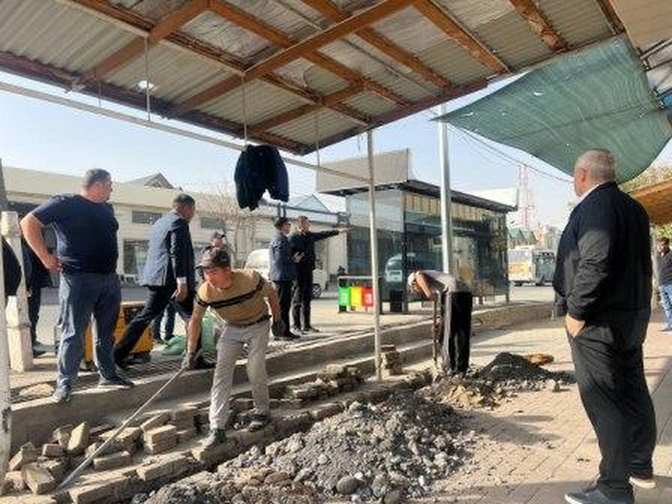 На улице Панжикент создают комфортные условия для пешеходов