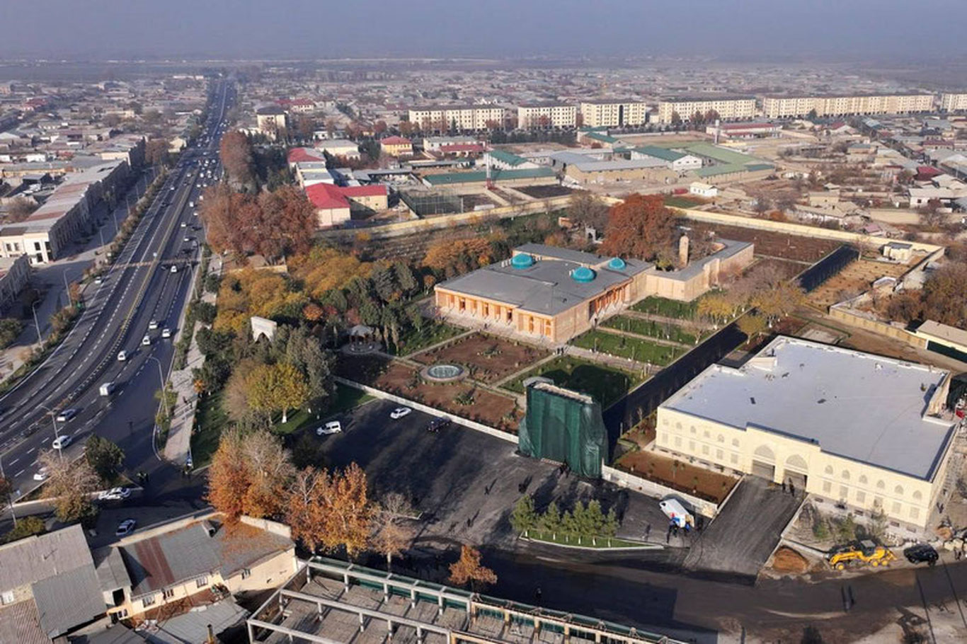 Шавкат Мирзиёев ознакомился с ходом благоустройства комплекса Махдума Азама