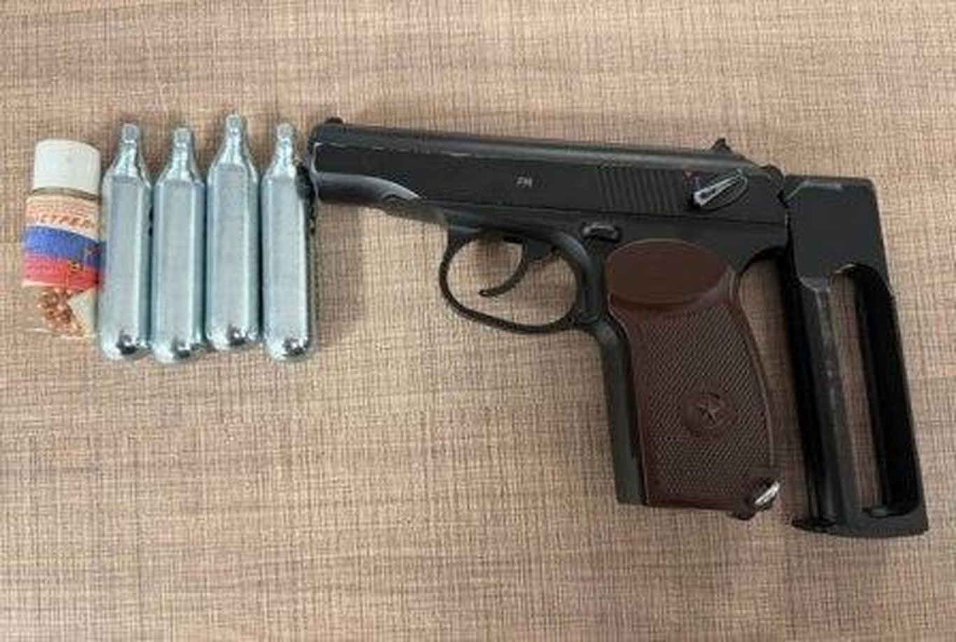 По рейсу «Санкт-Петербург—Самарканд» в багажe пассажира обнаружен пистолет
