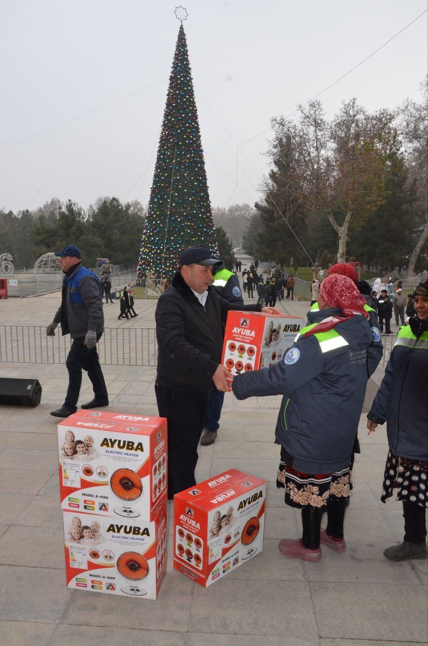 В преддверии Нового года сотрудникам вручили праздничные подарки