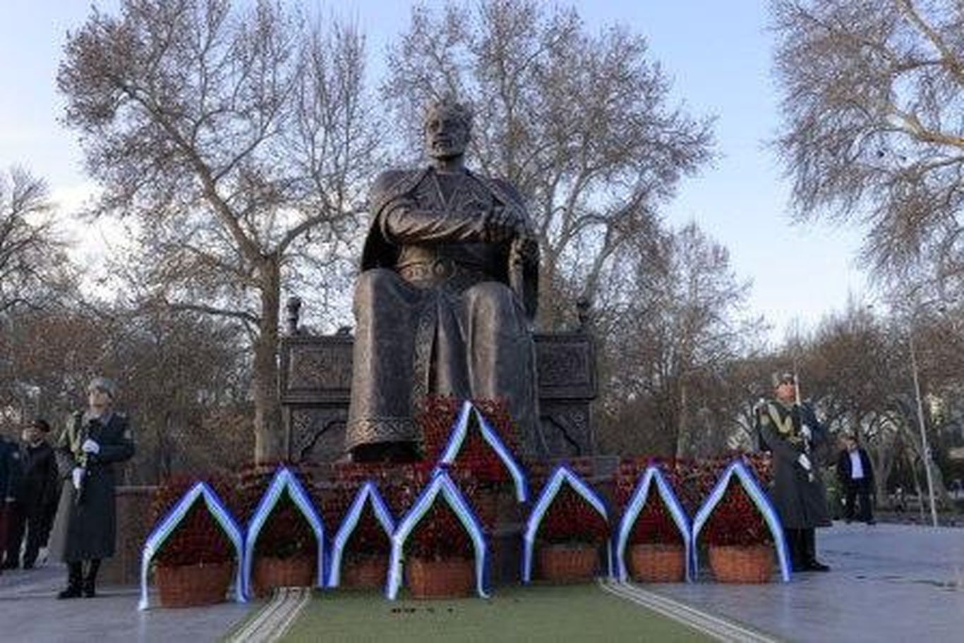 В Самарканде торжества ко Дню защитников Родины начались с посещения мавзолея Амира Темура