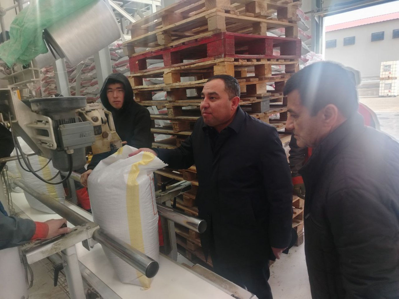 Заместитель хокима ознакомился с деятельностью промышленных предприятий