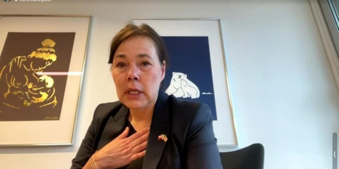 Министр иностранных дел Гренландии Вивиан Моцфельдт расплакалась во время радиоинтервью