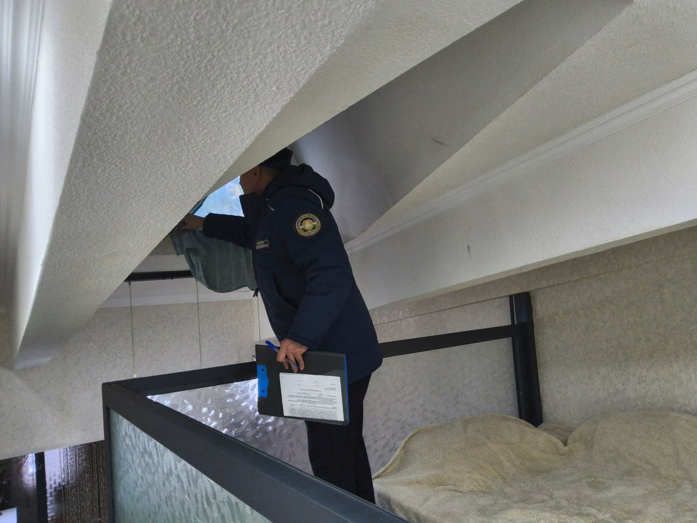 Проблему с протекающей крышей в Самарканде устранили после обращения жителя